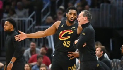 极速赛车-拒绝24分大逆转！骑士险胜东部鱼腩，米切尔8失误，鲍尔15中1背锅